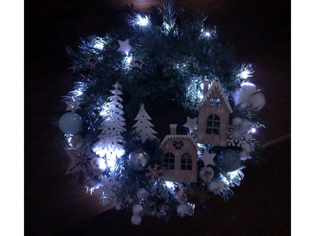 Vánoční zimní věnec 38 cm s LED světýlky 1